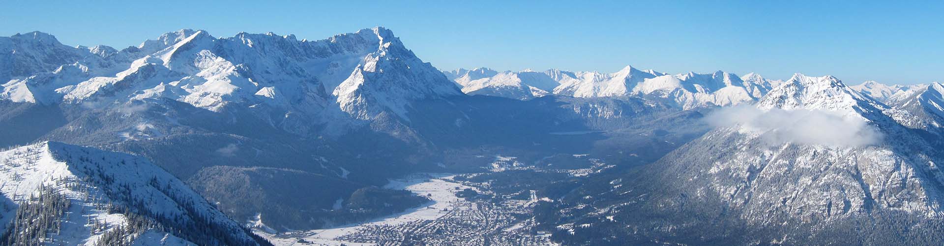 Blick vom hohen Fricken auf die Zugspitze im Winter
